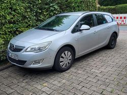 Silber Gebraucht 2011 Opel Astra Kombi | 2.100 € (Etwas zu teuer)