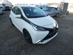 Weiß Gebraucht 2015 Toyota Aygo X-play Kleinwagen | 5.980 € (Fairer Preis)