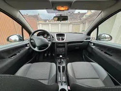 Weiß Gebraucht 2010 Peugeot 207 Limousine | 3.950 € (Teuer)