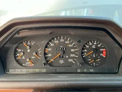 Beige Gebraucht 1990 Mercedes E200 Limousine | 40.000 €