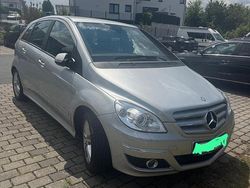 Silber Gebraucht 2009 Mercedes 200 Kleinwagen | 2.800 €