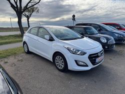 Weiß Gebraucht 2016 Hyundai i30 Trend Limousine | 10.900 € (Etwas zu teuer)