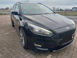 Schwarz Gebraucht 2018 Ford Focus ST-Line Limousine | 9.990 € (Guter Preis)