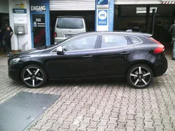 Onyx black / metallic Gebraucht 2015 Volvo V40 Momentum Kombi | 13.700 € (Teuer)