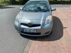 Grau Gebraucht 2009 Toyota Yaris Limousine | 2.700 € (Fairer Preis)