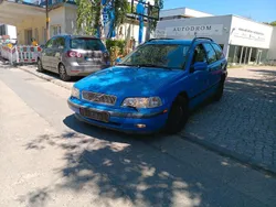 Blau Gebraucht 1999 Volvo V40 Kombi | 390 €