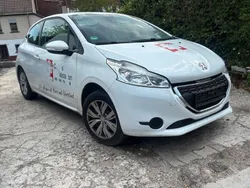 Weiß Gebraucht 2015 Peugeot 208 Kleinwagen | 2.300 € (Superpreis)