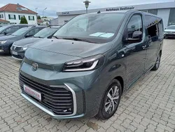 All terrain green metallic Neu 2025 Toyota Proace Verso Lounge Kombi | 53.860 € (Teuer)