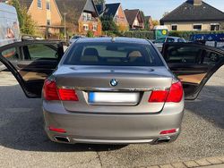 Grau Gebraucht 2009 BMW 740 Limousine | 12.200 €