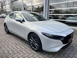 Ceramicweiß metallic Gebraucht 2024 Mazda 3 Exclusive-Line Kleinwagen | 29.980 € (Fairer Preis)