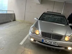 Silber Gebraucht 2003 Mercedes 220 Limousine | 2.000 €