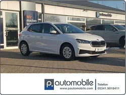 Candyweiss Gebraucht 2021 Skoda Fabia Active Limousine | 12.980 € (Fairer Preis)