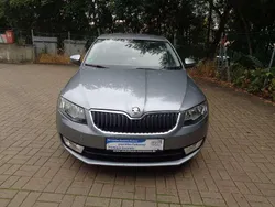 Platingrau metallic Gebraucht 2013 Skoda Octavia Limousine | 9.999 € (Fairer Preis)
