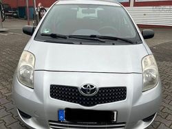 Grau Gebraucht 2006 Toyota Yaris Limousine | 1.550 € (Guter Preis)