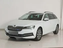 Moonweiß metallic Gebraucht 2023 Skoda Superb Ambition Kombi | 30.790 €