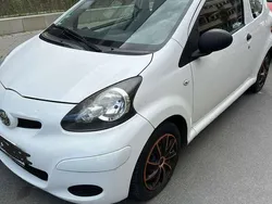 Weiß Gebraucht 2009 Toyota Aygo City Kleinwagen | 1.900 € (Fairer Preis)