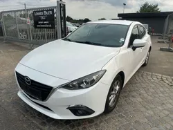 Weiß Gebraucht 2015 Mazda 3 Center-Line Limousine | 4.200 € (Guter Preis)