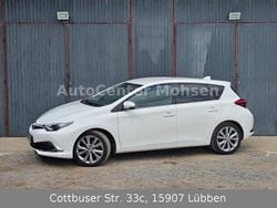 Weiß Gebraucht 2016 Toyota Auris Executive Limousine | 12.480 € (Etwas zu teuer)
