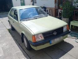 Grün Gebraucht 1982 Opel Kadett Limousine | 3.500 €