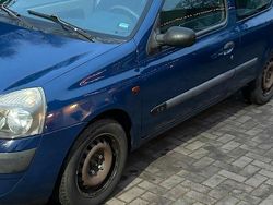 Blau Gebraucht 2002 Renault Clio II Kleinwagen | 1.300 € (Fairer Preis)