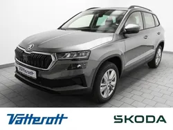 Graphite grau metallic met. Gebraucht 2024 Skoda Karoq Selection SUV | 33.950 € (Etwas zu teuer)