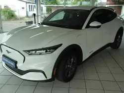 Starweiß metallic Gebraucht 2023 Ford Mustang Mach-E Basis SUV | 44.990 € (Teuer)