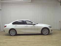 Weiss Gebraucht 2021 BMW 320 Sport Line Limousine | 22.980 € (Fairer Preis)