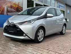 Silber Gebraucht 2015 Toyota Aygo X-play Kleinwagen | 7.500 € (Fairer Preis)
