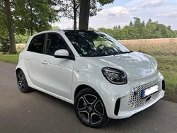 Weiß Gebraucht 2020 Smart ForFour Electric Drive Limousine | 9.990 € (Guter Preis)