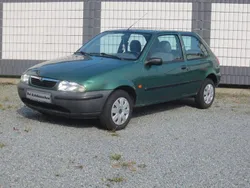 Grün Gebraucht 1999 Mazda 121 Limousine | 1.650 €