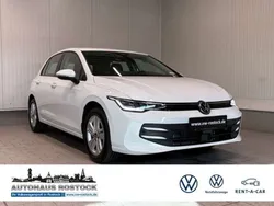 Pure white Gebraucht 2024 VW Golf VIII Life Limousine | 23.990 € (Fairer Preis)
