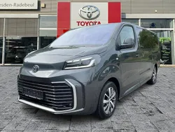 Titanium grey Gebraucht 2024 Toyota Proace Verso Team Kombi | 41.990 € (Fairer Preis)