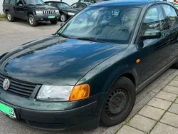 Grün Gebraucht 1996 VW Passat Basis Limousine | 500 € (Guter Preis)