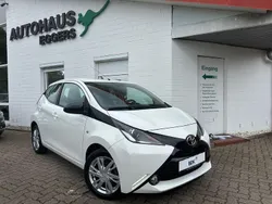 Weiß Gebraucht 2016 Toyota Aygo X-play Kleinwagen | 8.480 € (Fairer Preis)