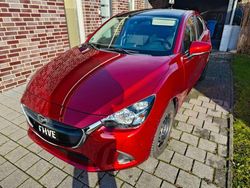 Rot Gebraucht 2018 Mazda 2 Center-Line Limousine | 8.800 € (Fairer Preis)