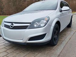 Silber Gebraucht 2010 Opel Astra Selection Limousine | 1.500 € (Fairer Preis)