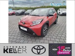 Chili red perleffekt/dach mysticschwarz mica Neu 2024 Toyota Aygo Team Kleinwagen | 19.750 €
