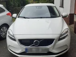 Weiß Gebraucht 2019 Volvo V40 Momentum Kombi | 16.000 € (Fairer Preis)