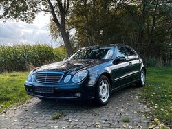 Blau Gebraucht 2005 Mercedes E220 Limousine | 3.650 €