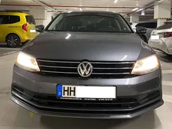 Grau Gebraucht 2018 VW Jetta Comfortline Limousine | 12.000 €