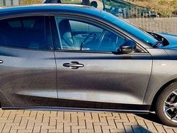 Grau Gebraucht 2020 Ford Focus ST-Line Limousine | 15.600 € (Fairer Preis)