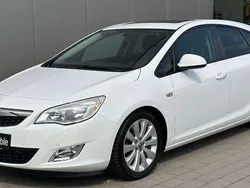 Schneeweiss/summitwhite/arctic Gebraucht 2012 Opel Astra Design Edition Limousine | 3.790 € (Fairer Preis)