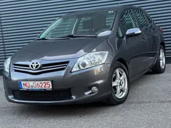 Grau Gebraucht 2010 Toyota Auris Life+ Limousine | 6.600 € (Etwas zu teuer)