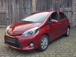 Rot Gebraucht 2014 Toyota Yaris Hybrid Limousine | 7.700 € (Teuer)