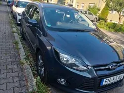 Grau Gebraucht 2012 Ford Focus Kombi | 5.750 €