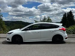 Weiß Gebraucht 2015 Ford Focus ST Limousine | 10.900 € (Guter Preis)