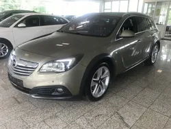 Gruen, metallic Gebraucht 2014 Opel Insignia Country Tourer Kombi | 10.985 € (Etwas zu teuer)
