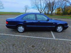Azuritblaumetalliclack Gebraucht 1999 Mercedes E200 Classic Limousine | 14.890 €