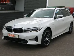 Weiß Gebraucht 2021 BMW 330e Sport Line Kombi | 20.990 € (Fairer Preis)