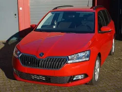 Rot (velvetrotmetallic) Gebraucht 2023 Skoda Fabia Ambition Kombi | 21.599 € (Teuer)